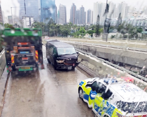 客貨車失事打轉。