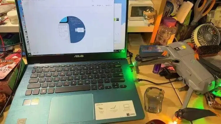 男子破解无人机程序。 上海青浦警方 男子破解无人机程序。 上海青浦警方