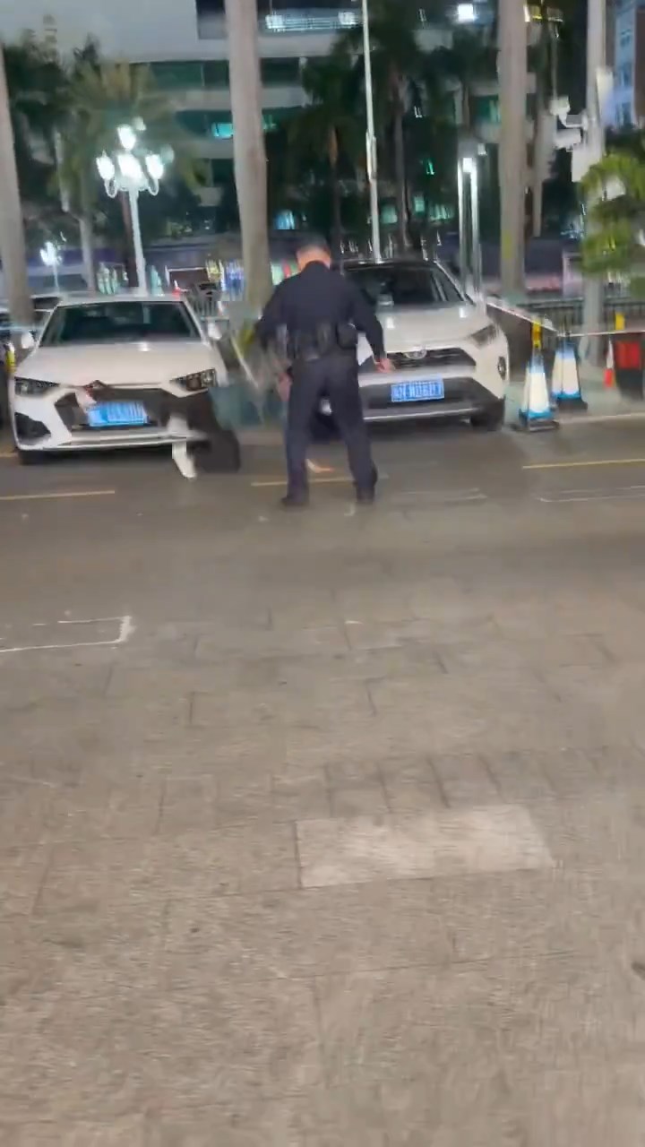 周一晚,一名男子在珠海拱北口岸附近持刀傷人。 周一晚,一名男子在珠海拱北口岸附近持刀傷人。