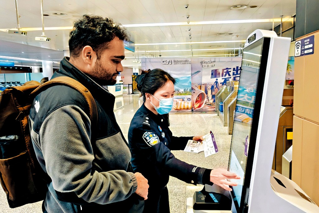 一名外籍旅客在重慶江北國際機場入境。