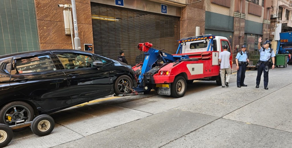 油尖警區打擊違例泊車，拖走對交通造成嚴重阻塞的車輛。