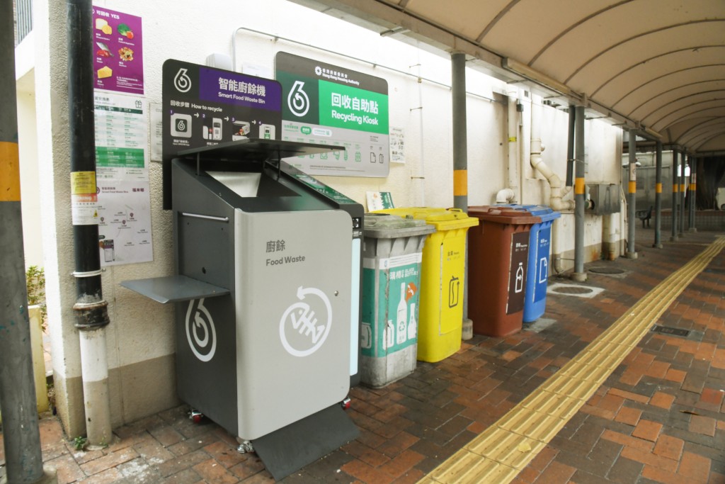 他指，如屋苑最終仍然決定不再使用智能廚餘回收桶，環保署會提供免費腳踏式廚餘回收桶及免費廚餘收集服務。