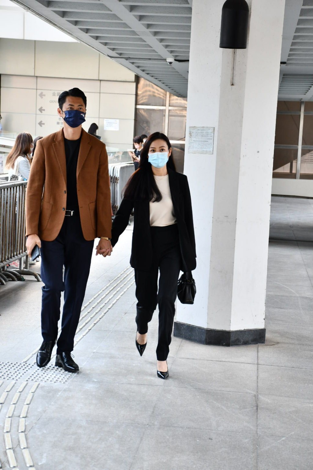 江若琳今日與老公蕭唯展牽手抵達法院。