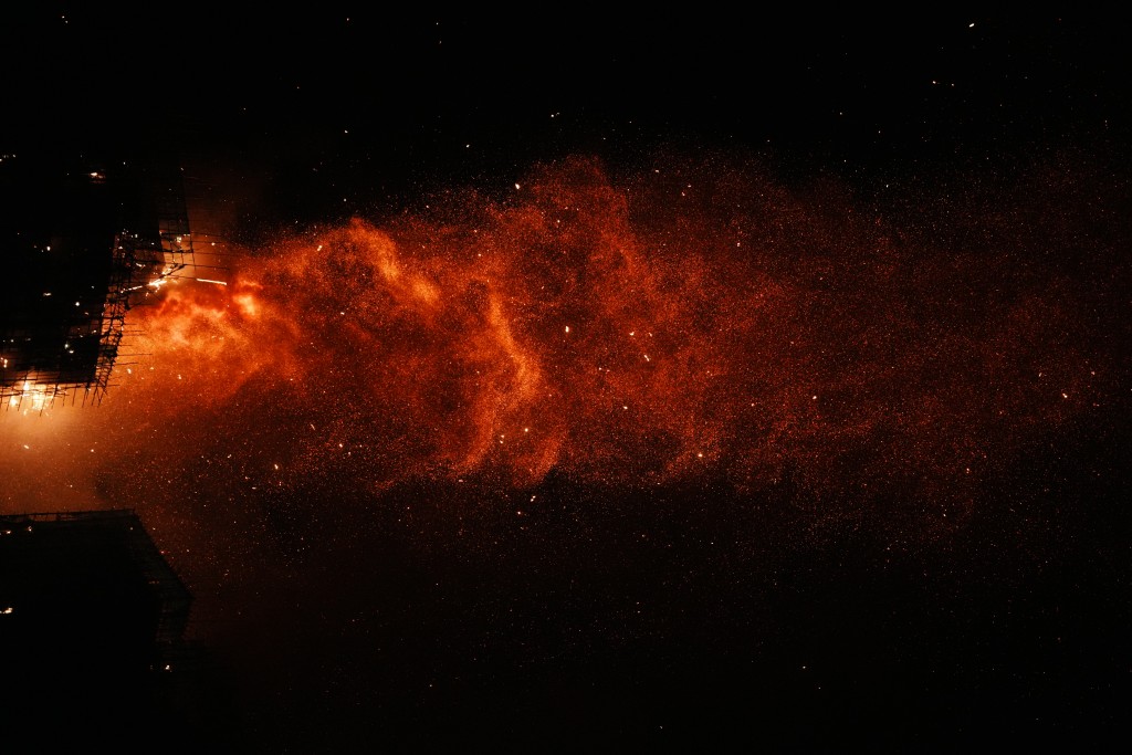 入夜後，宏福苑大火仍未救熄。汪旭峰攝