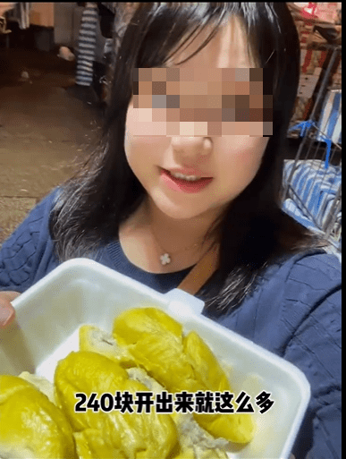 網民更即場挑選$240的猫山王榴槤試食！ （圖片來源：小紅書@Maggie醬-小雅）