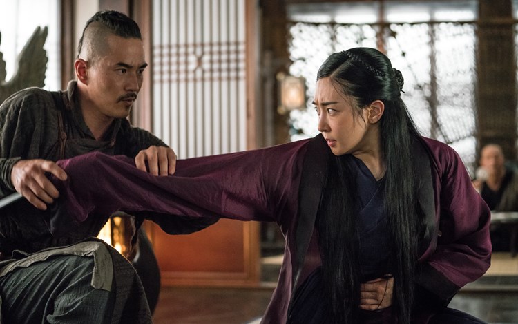 李娜京饰演朝鲜女商人「花仙」,向「泰玉」提议去做养女,意外卷入事件中。