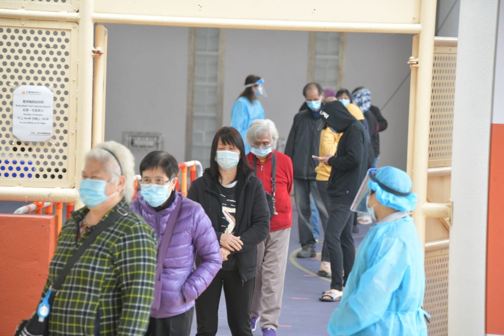 大批居民排隊等採樣。