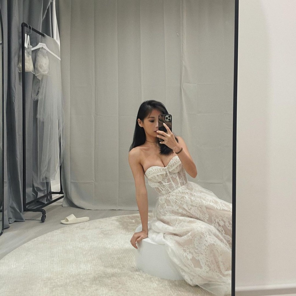 郭雅琪在IG享低胸婚纱照。