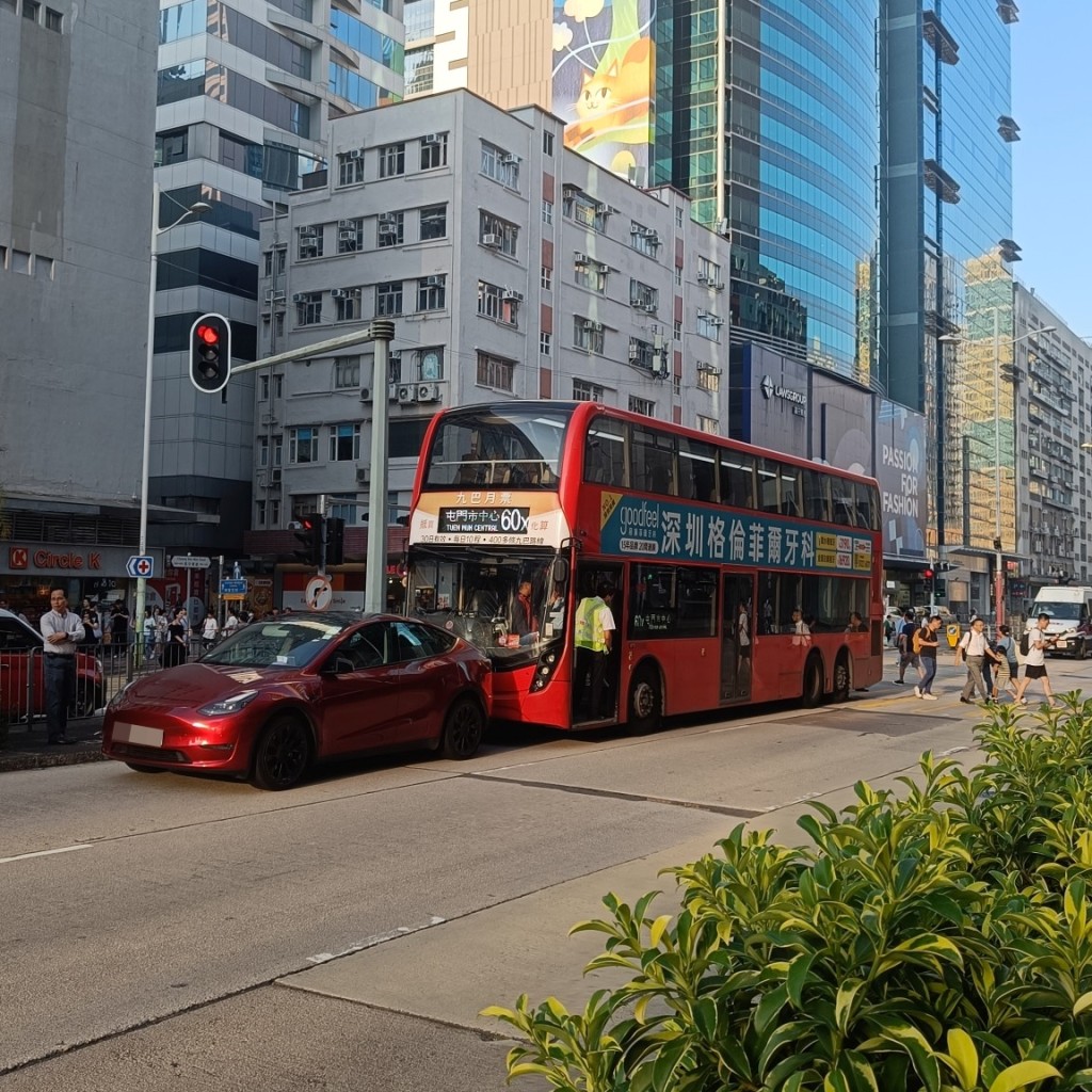 巴士與私家車相撞。FB：是日快快-巴士即日相