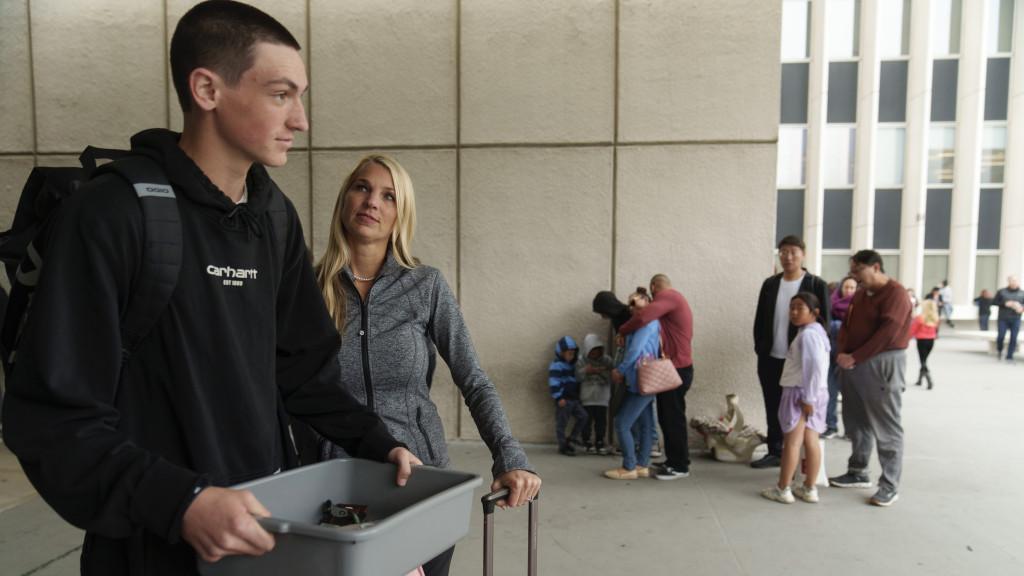 猶他州居民拉森（Marni Larsen）與兒子等了2個月，最後要特地飛往洛杉磯領取護照。 美聯社