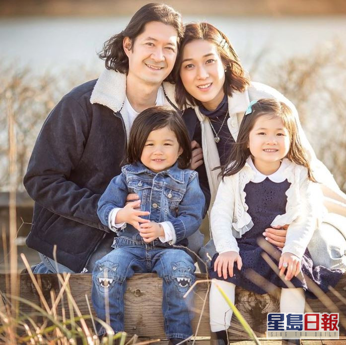 鍾嘉欣與脊醫老公Jeremy Leung結婚7年，育有2女1子。