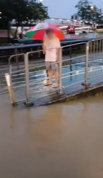 行人駐足。網上圖片