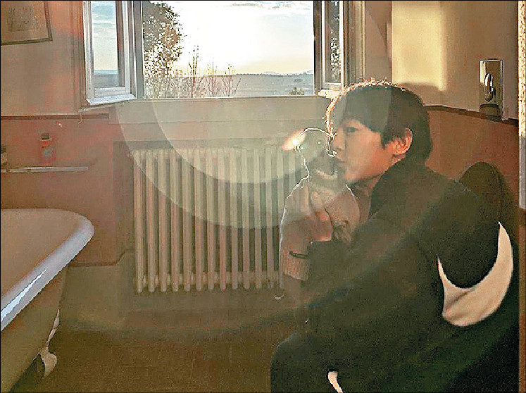 ■宋仲基日前公開身處匈牙利的照片。