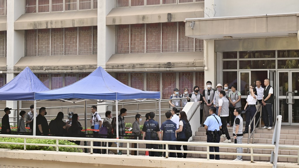 宏福苑執拾︱政府：首日有78戶上樓 涉約270人 上樓次數不設「硬指標」 惟不能影響下一輪居民