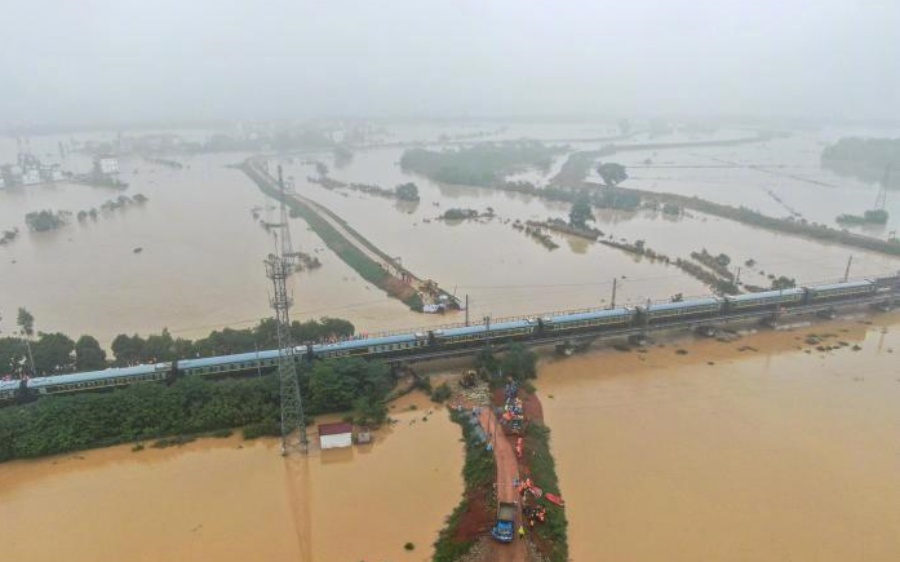 江西省持續大雨超過一星期多地傳出災情。