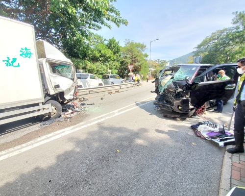 兩車相撞後，車頭嚴重損毀。 蔡楚輝攝