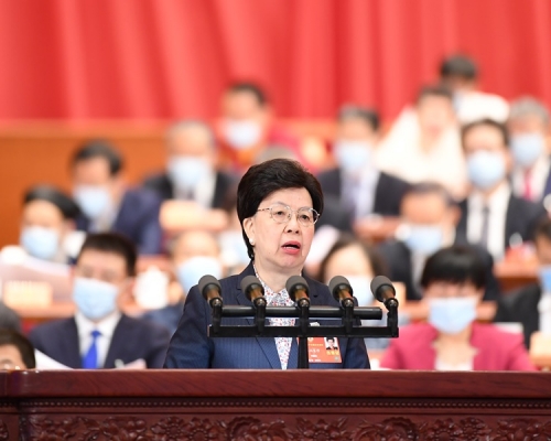 陳馮富珍委員在大會上發言。新華社