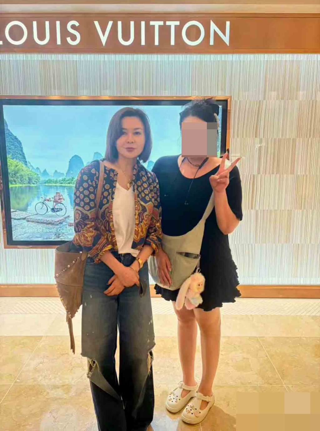 關之琳早前在街頭被粉絲偶遇。 關之琳早前在街頭被粉絲偶遇。