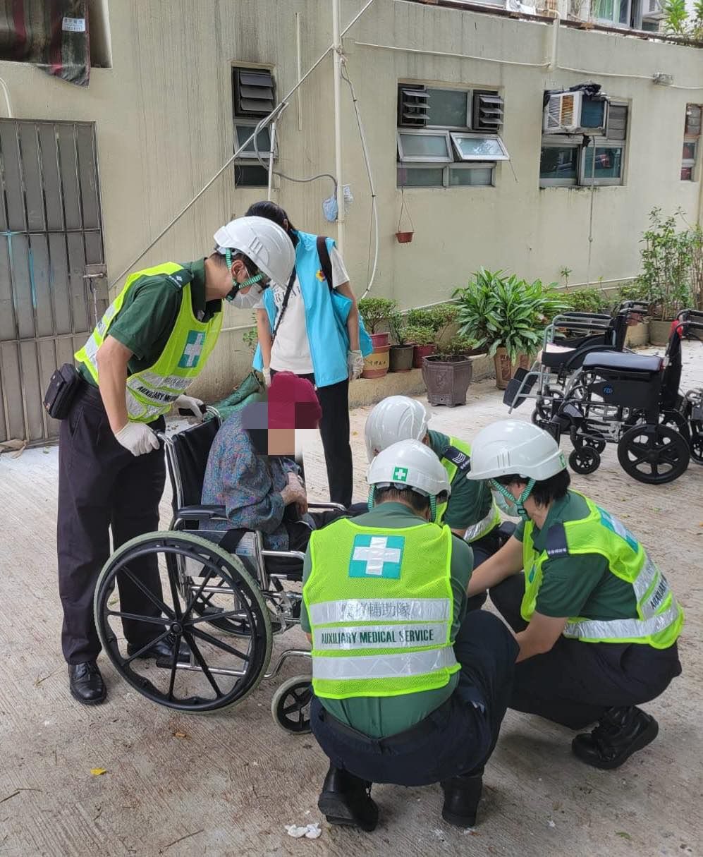 多支紀律部隊到全港各區，出動協助救援被困的市民、處理路面塌樹、疏通道路積水等，並護送有需要人士前往臨時庇護中心暫避。保安局fb
