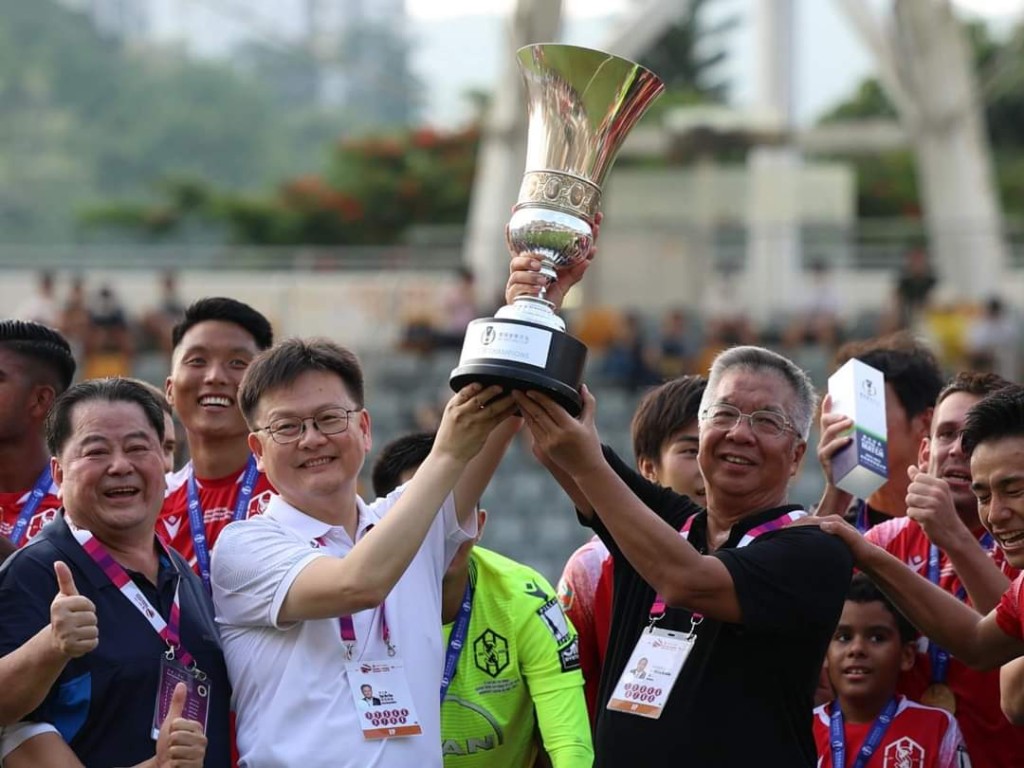 冠忠南區球隊首奪錦標，陳文俊（左）捧起菁英盃。