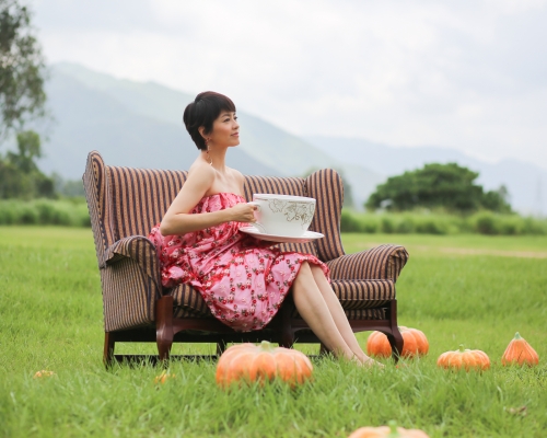 梁詠琪新主打歌呼應當年大熱悲情歌《灰姑娘》。
