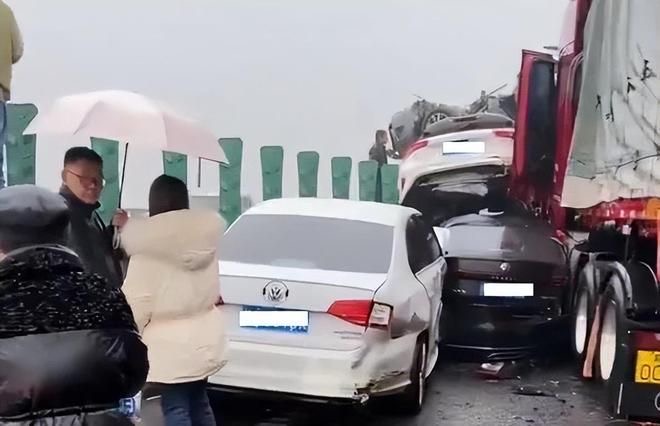 湖南長沙高速公路49車追撞,釀成16死66傷。 網上圖片