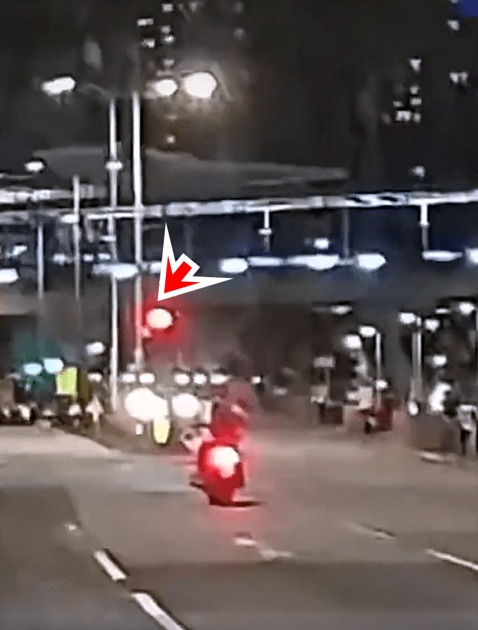 紅燈亮着時電單車沒有停車。fb：香港突發事故報料區