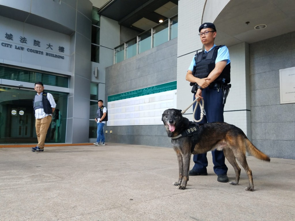 警方依舊在法院內外布防,既在法庭外大堂設置檢查站,又派出多名「藍帽子」在法院外戒備。