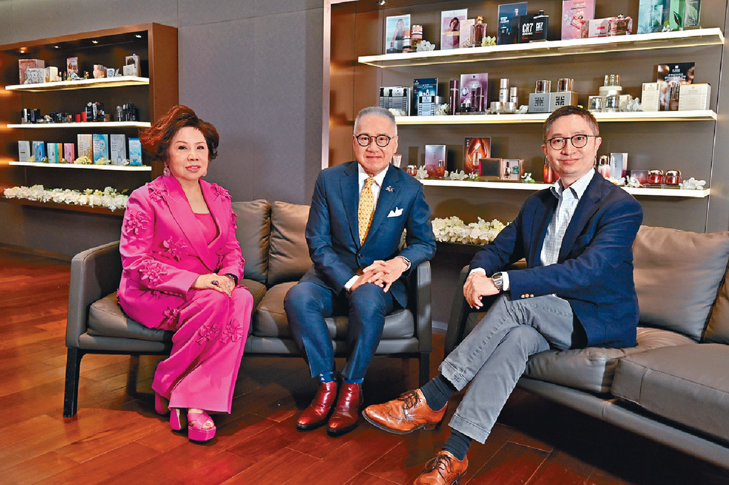 ■郭生和郭太與《頭條日報》廣告部副總經理劉孟輝（Jacky）分享45周年的喜悅。