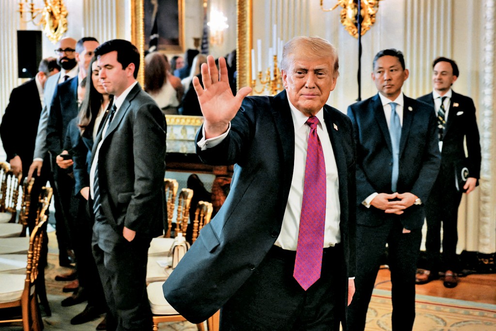 特朗普周二在白宮國宴廳發表演說後離開。