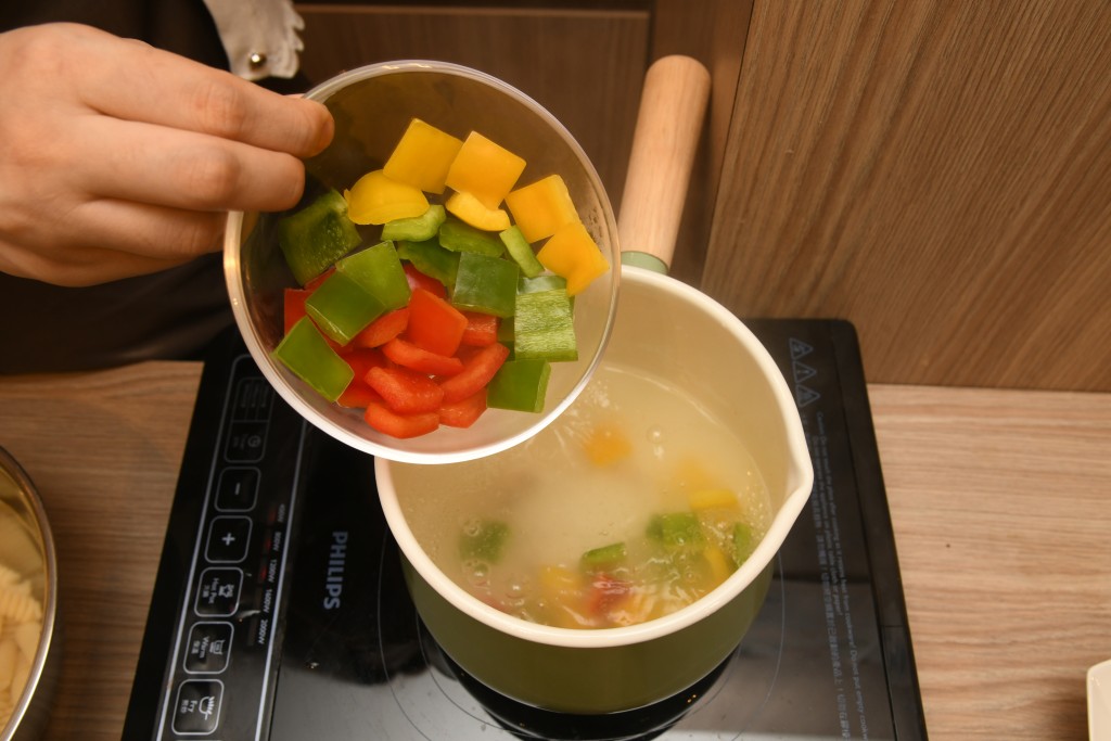 Step 6: 煲滾水，加甜椒煮一分鐘。 Bring the water to a boil, add the bell pepper and cook for 1 minutes.