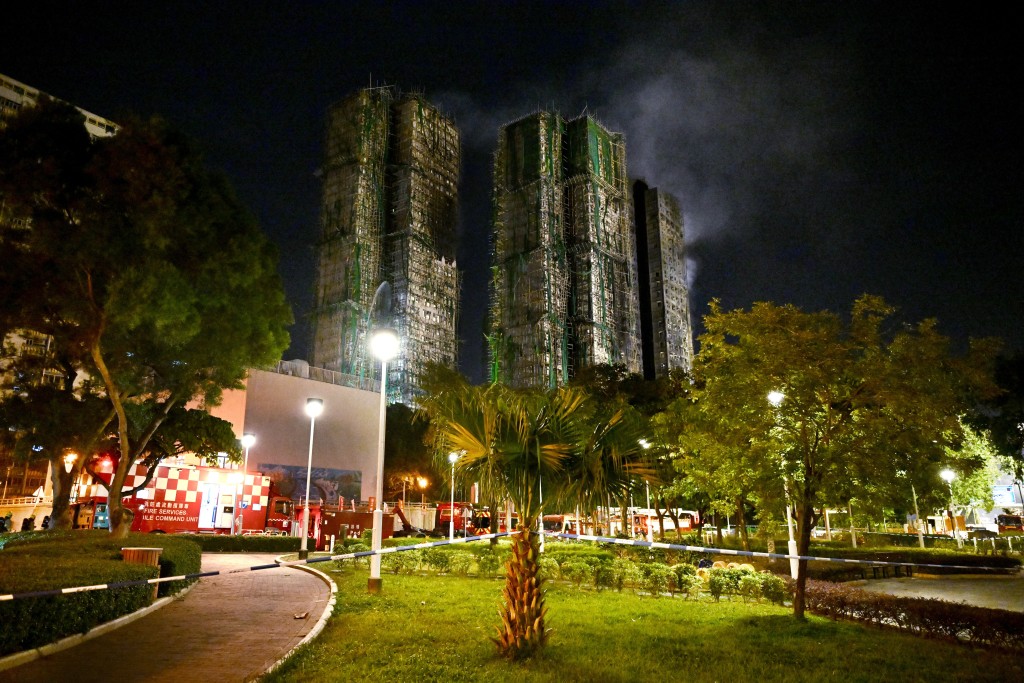 網上有意見質疑為何不動用直升機或更高的雲梯車救火。 網上有意見質疑為何不動用直升機或更高的雲梯車救火。