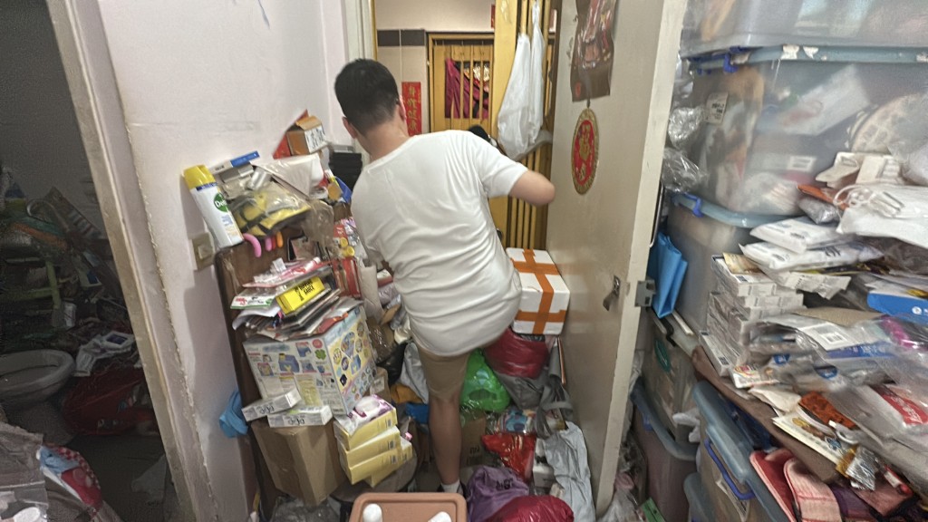 記者被邀進入屋內採訪拍攝,屋內瀰漫酸臭味,雜物堆放無任何行走空間。 記者被邀進入屋內採訪拍攝,屋內瀰漫酸臭味,雜物堆放無任何行走空間。