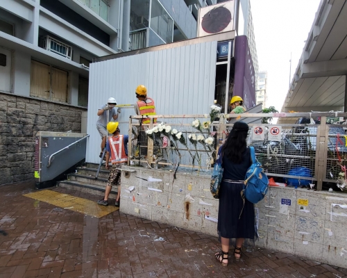 港鐵工程人員再度圍封太子站B1出口。