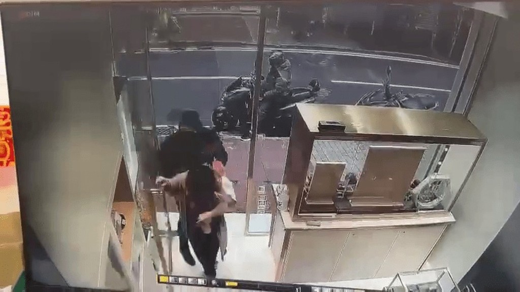 首被告扮顧客入店後,其他同黨亦衝入店內。 首被告扮顧客入店後,其他同黨亦衝入店內。