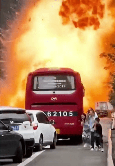 山西一運油車發生爆炸,現場如災難片。 山西一運油車發生爆炸,現場如災難片。
