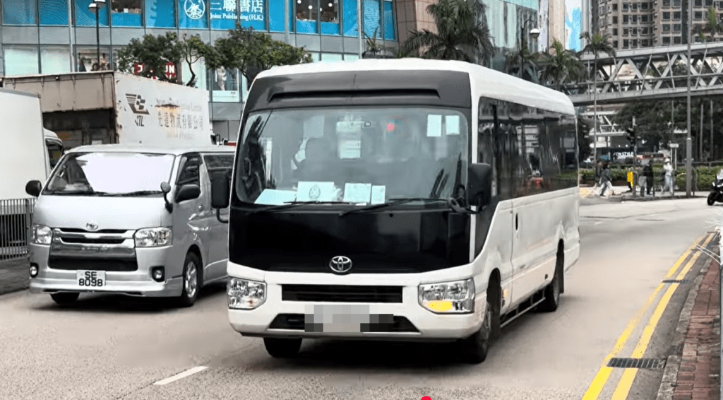 涉事白色小巴為入境處外判車輛，去年被人拍到行駛中的片段。網上片段截圖
