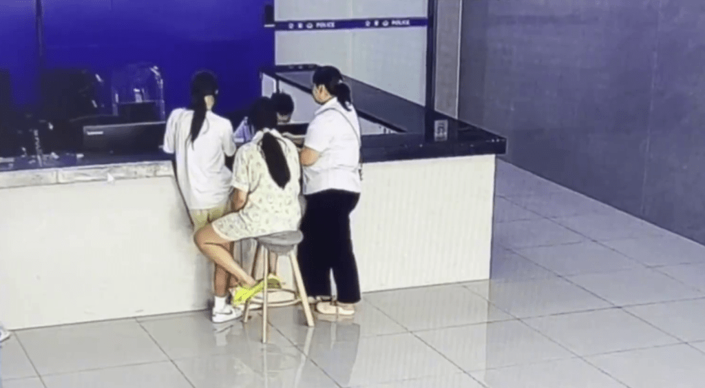 女受害人在他人倍同下报警。 央视