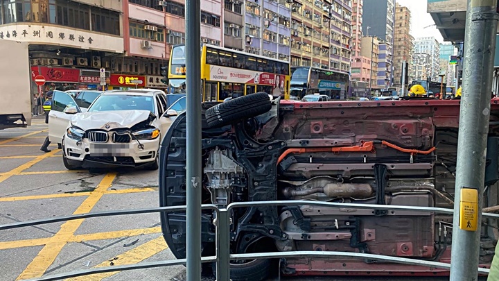 的士捱撞翻側路邊。網圖