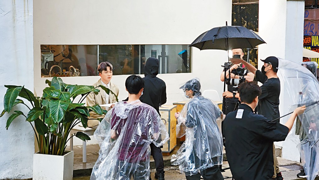 何晋乐日前现身中环拍摄新歌MV。