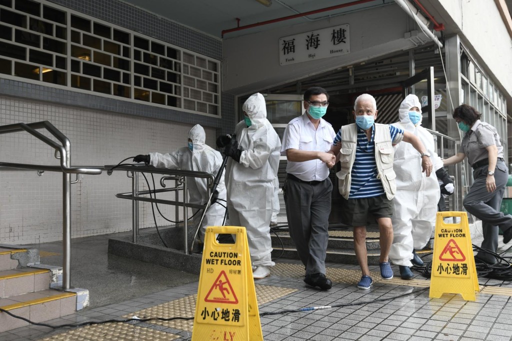 確診救護員居住的福海樓有人消毒。