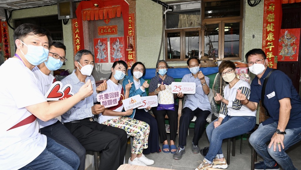 陳肇始探訪長者和有特別需要的家庭，並向他們派發禮物包。政府新聞處圖片