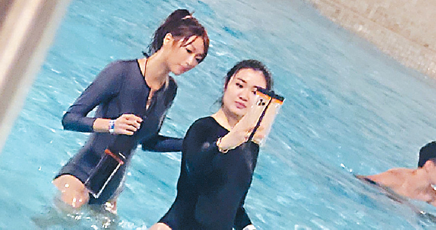 ■連詩雅（左）穿上一件頭泳衣，在水中自拍。