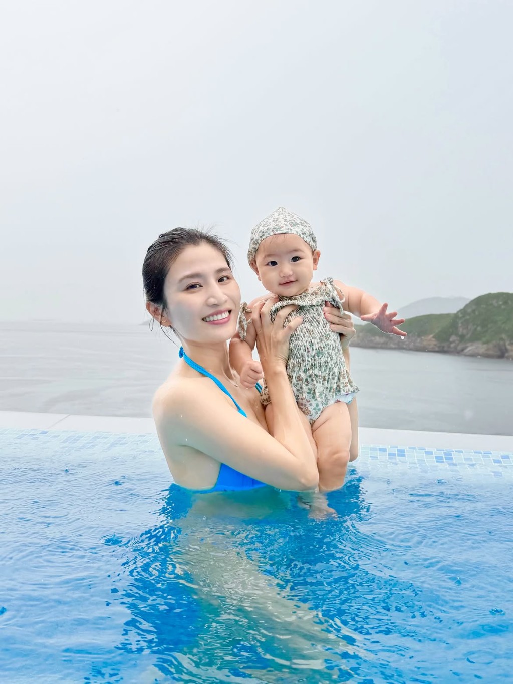 Coffee林芊妤穿上藍色比堅尼在水中抱實囡囡。
