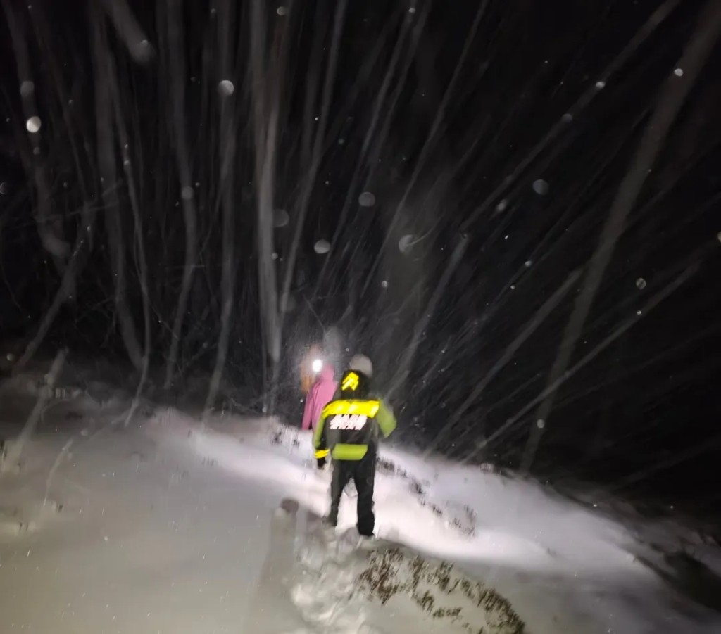 上山救人的队伍。《潇湘晨报》 上山救人的队伍。《潇湘晨报》