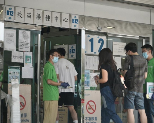 市民繼續接種疫苗。