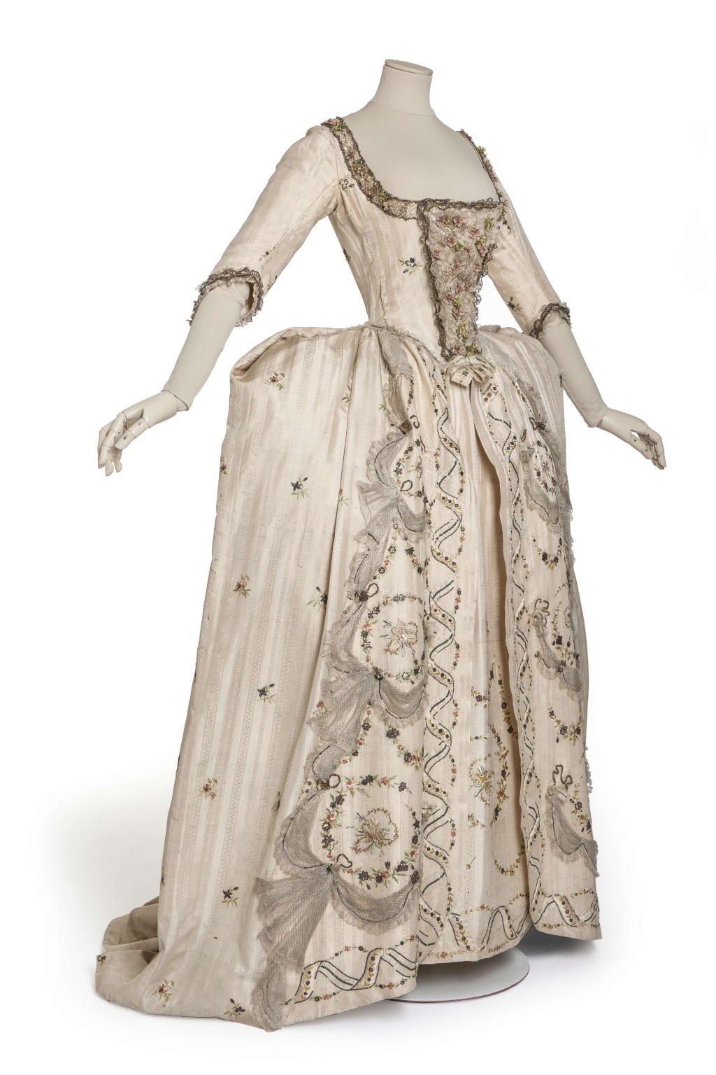 宫廷礼服(礼服外袍、长裙、三角胸衣)© 巴黎装饰 艺术博物馆 / 摄影:尚 · 托朗斯