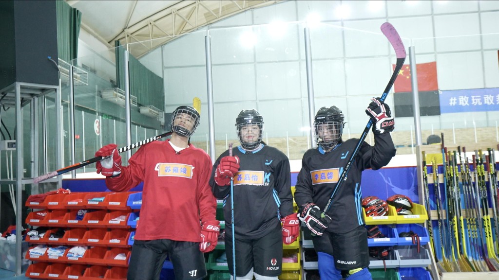 三人在北京冬奧開始前向中國冰球集訓隊運動員兼教練冷宇學藝。駐京辦提供圖片