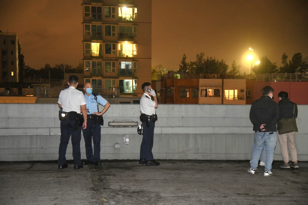 警方于九龙城广场天台进行调查。