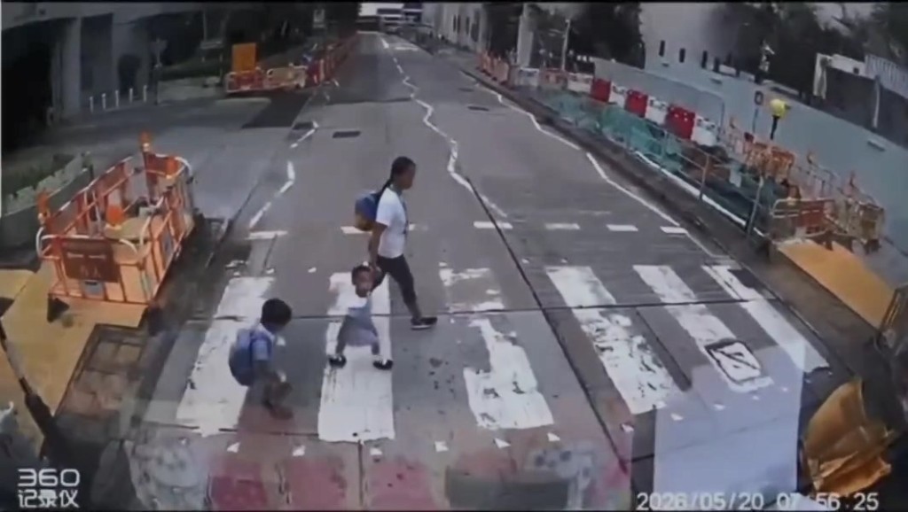 女傭帶同兩名幼童過馬路。網上片段 女傭帶同兩名幼童過馬路。網上片段